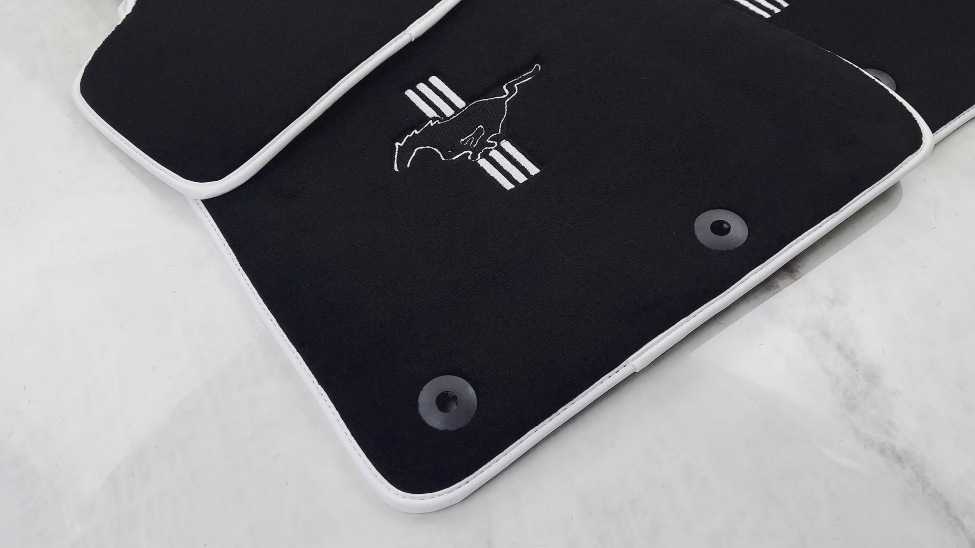 Alfombrillas negras para coches con borde blanco para Ford Mustang V FL (2011-2014) con Pony - AutoWin.EU