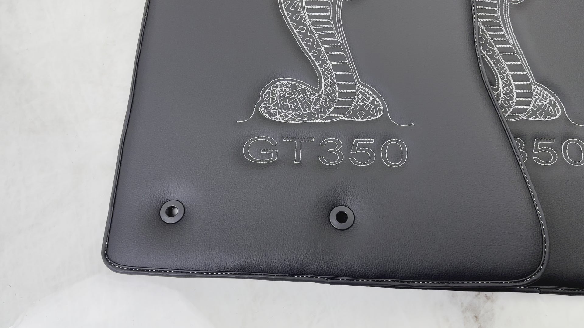 Leder-Fußmatten für Ford Mustang GT350 Shelby (2015–2021) mit Cobra-Nähung - ER56 Design