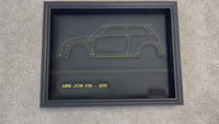 Schwarzes Leder-Mini-F56-inspirierte Wandkunst: Gestickter gelber Stich