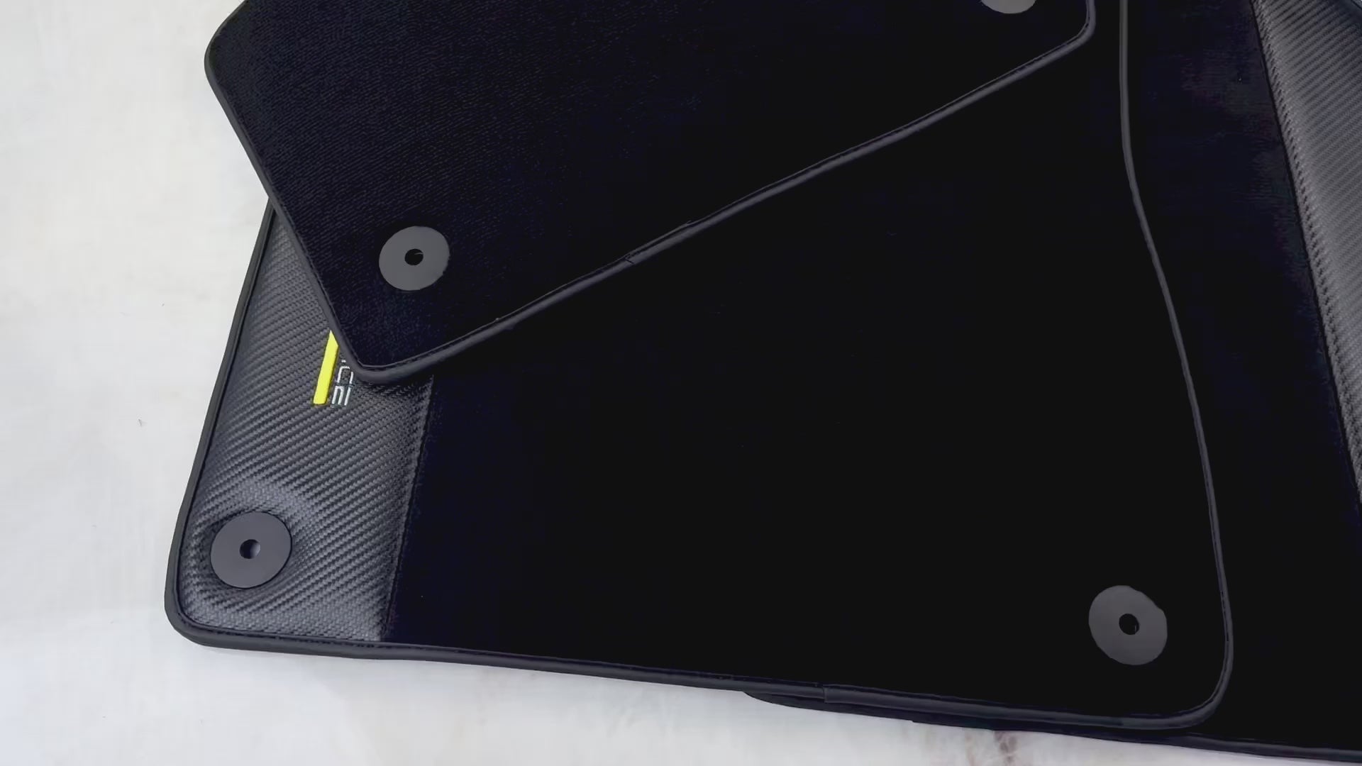 Tapis de voiture noir pour Audi Q8 e-tron (2023-2025) avec fibre de carbone | Performance ER56 - AutoWin