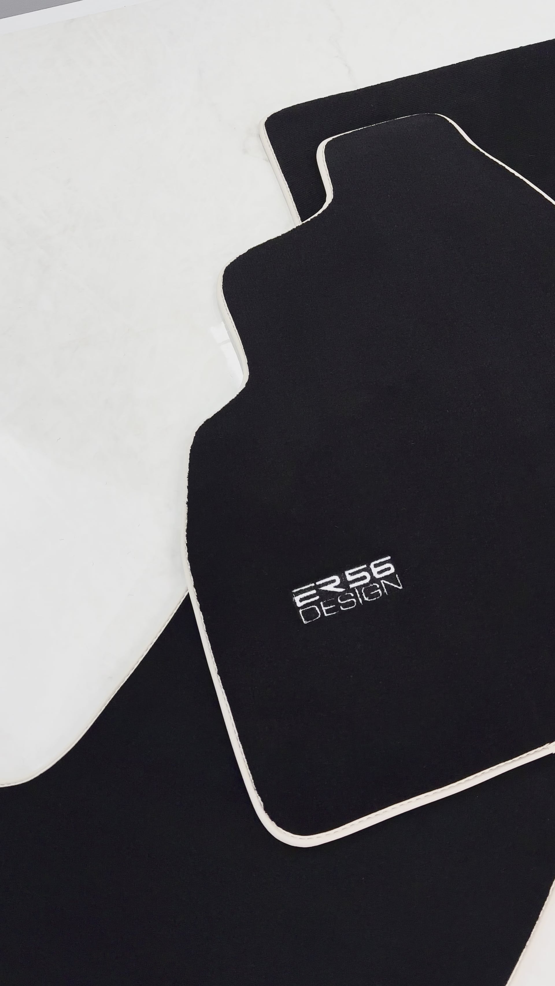 Schwarze Fußmatten für Toyota Land Cruiser 80 (1985–1997), beige Rand | ER56-Design - ER56 Design