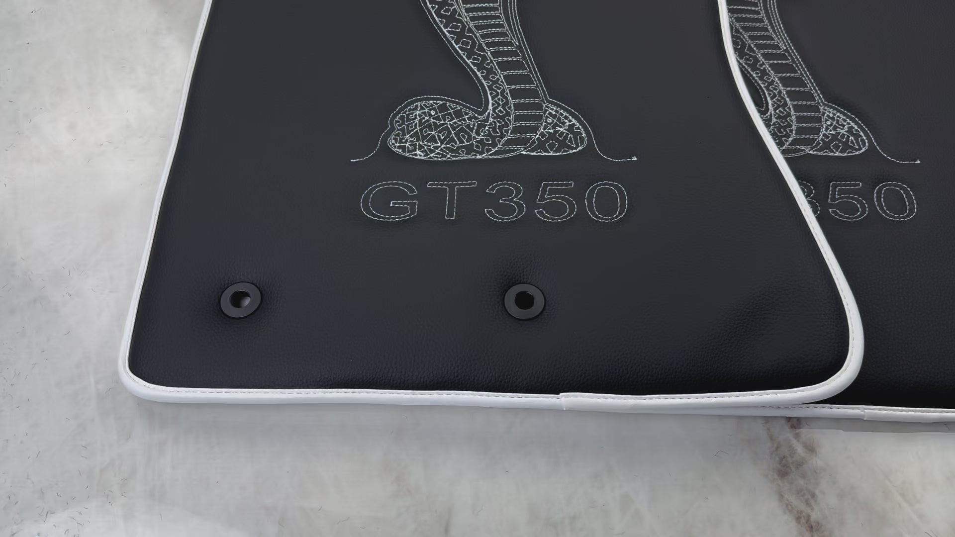 Tapis de voiture en cuir pour Ford Mustang GT350 Shelby (2015-2021) avec couture Cobra | Bord blanc - ER56 Design