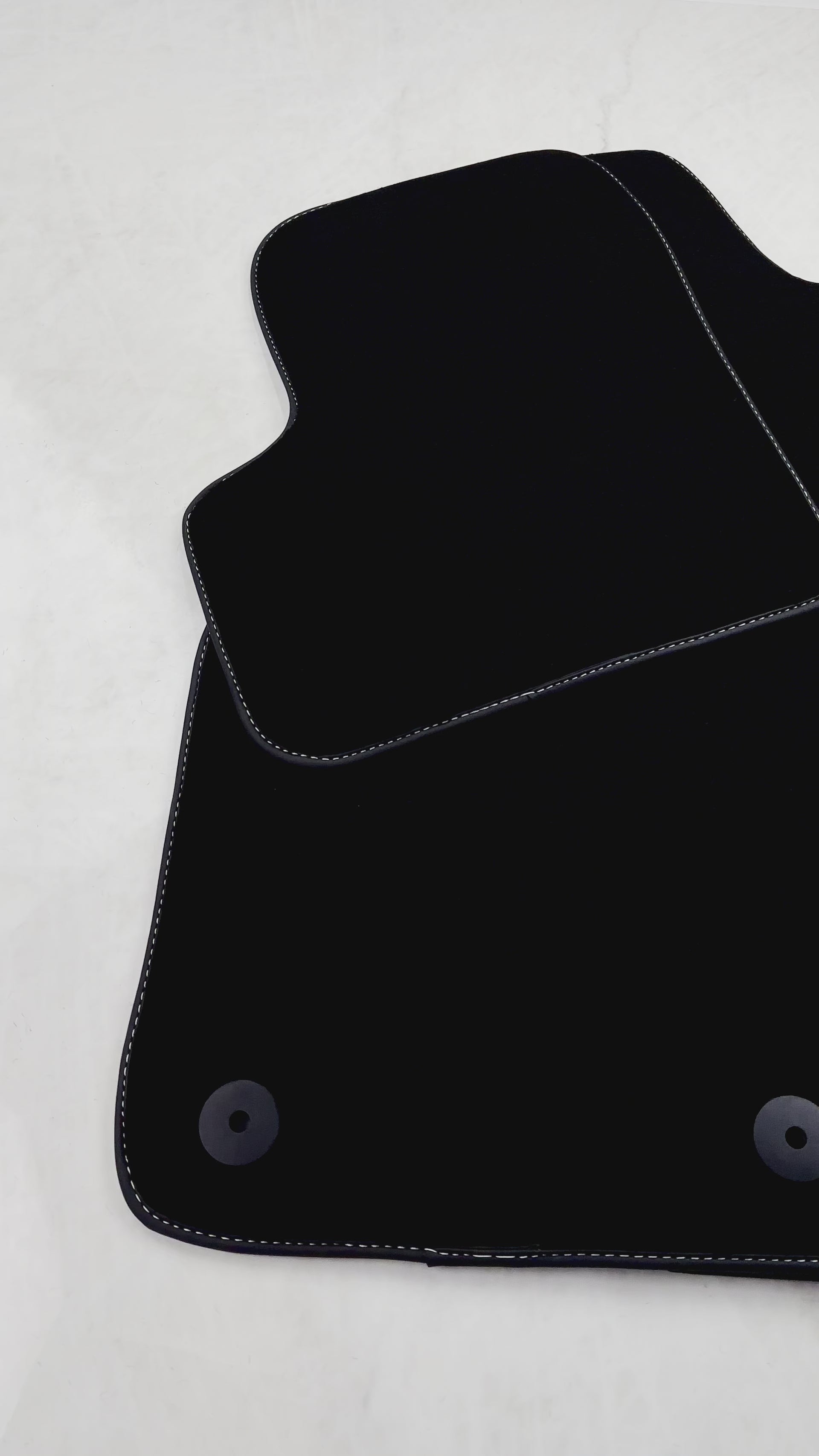 Tappetini per auto neri per Fiat 500L (2017-2024) Facelift | Bordo nero - AutoWin