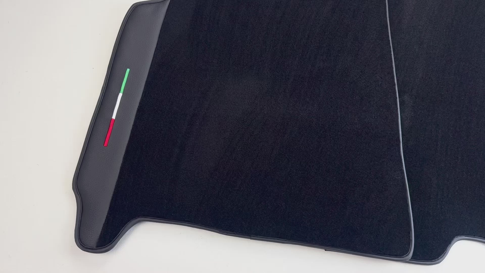 Tapis de voiture noirs pour Ferrari 550 Maranello (1996-2002) avec cuir | Édition italienne - AutoWin.EU