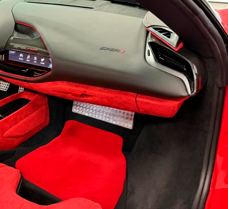 Tapis de voiture en peau de mouton rouge pour Ferrari Portofino (2018-2023)