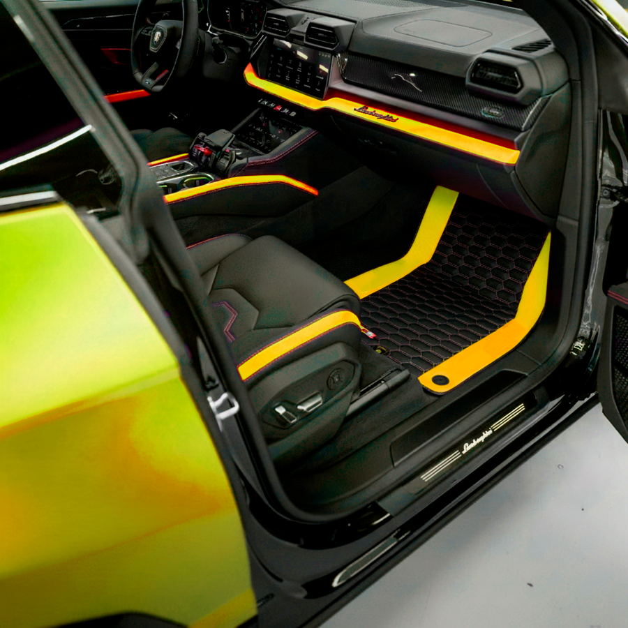 Anpassbare schwarze Fußmatten für Lamborghini Urus mit gelbem Leder