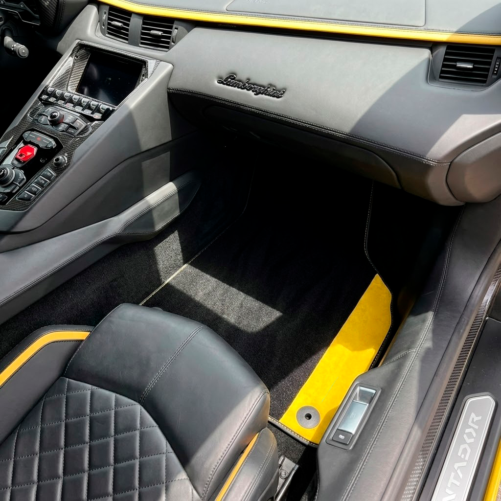 Tappetini neri personalizzabili per Lamborghini Aventador S in pelle Alcantara gialla