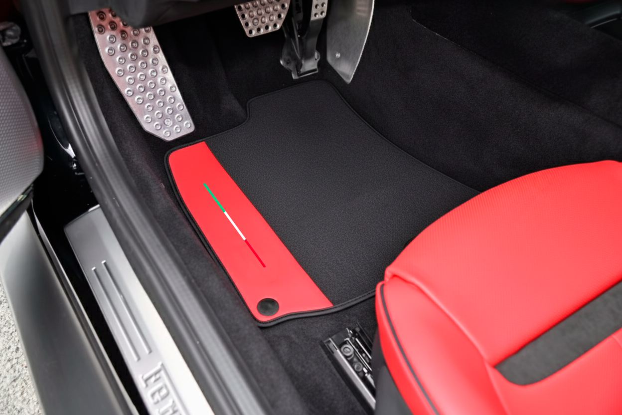 Tapis de voiture noir pour Ferrari Roma (2021-2024) avec cuir Alcantara rouge